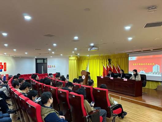 許多人在房間裏中度可信度描述已自動生成